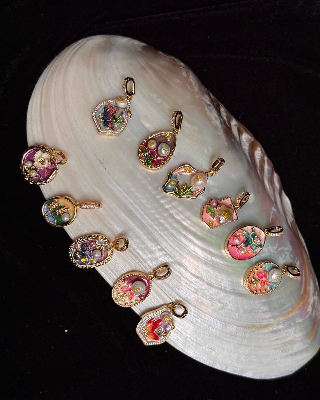 Real pearl with Mina stone open able locket