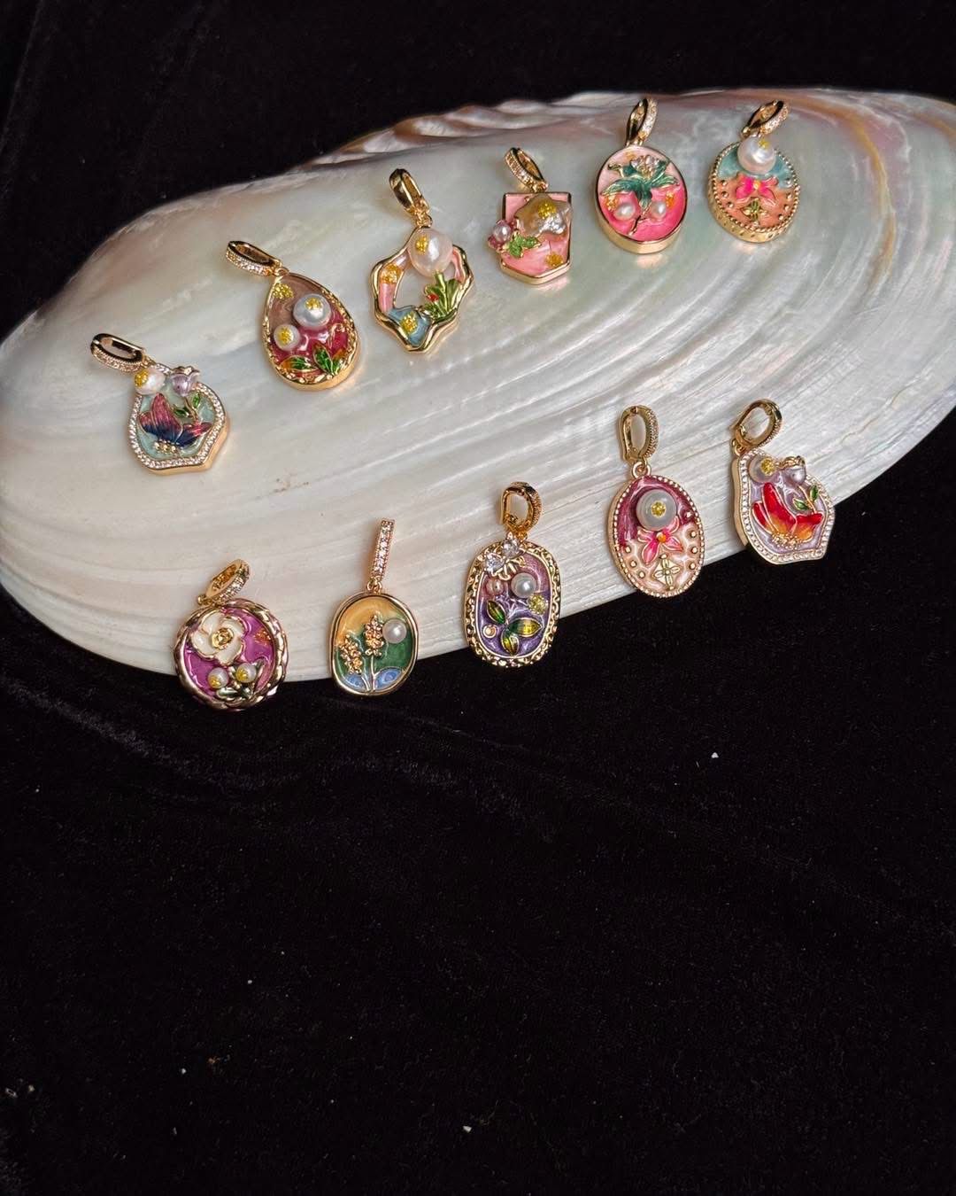 Real pearl with Mina stone open able locket