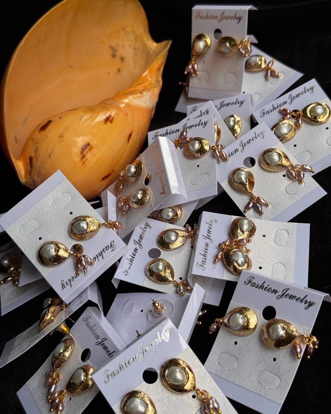Real pearl Ear ring with gold plated metal