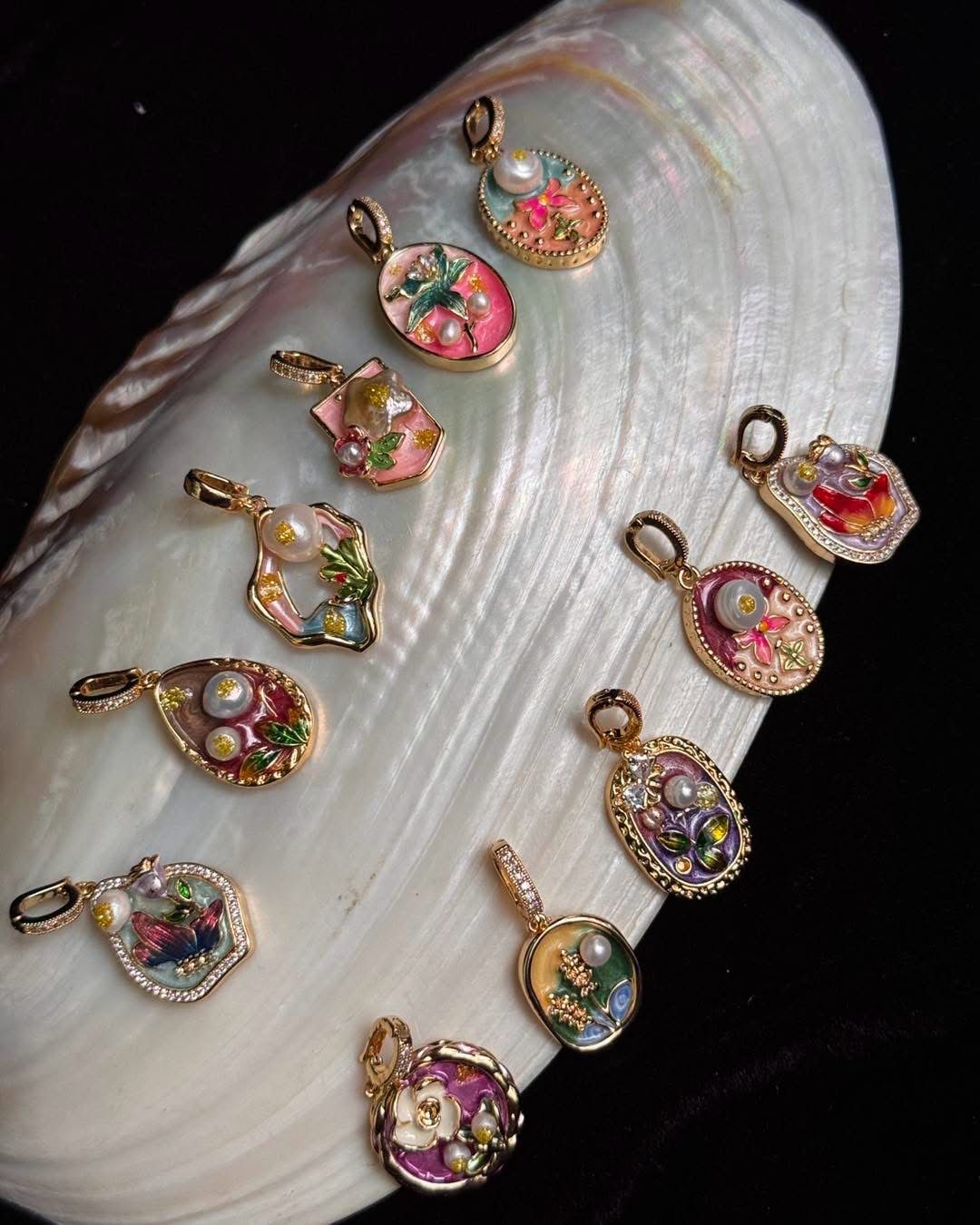 Real pearl with Mina stone open able locket