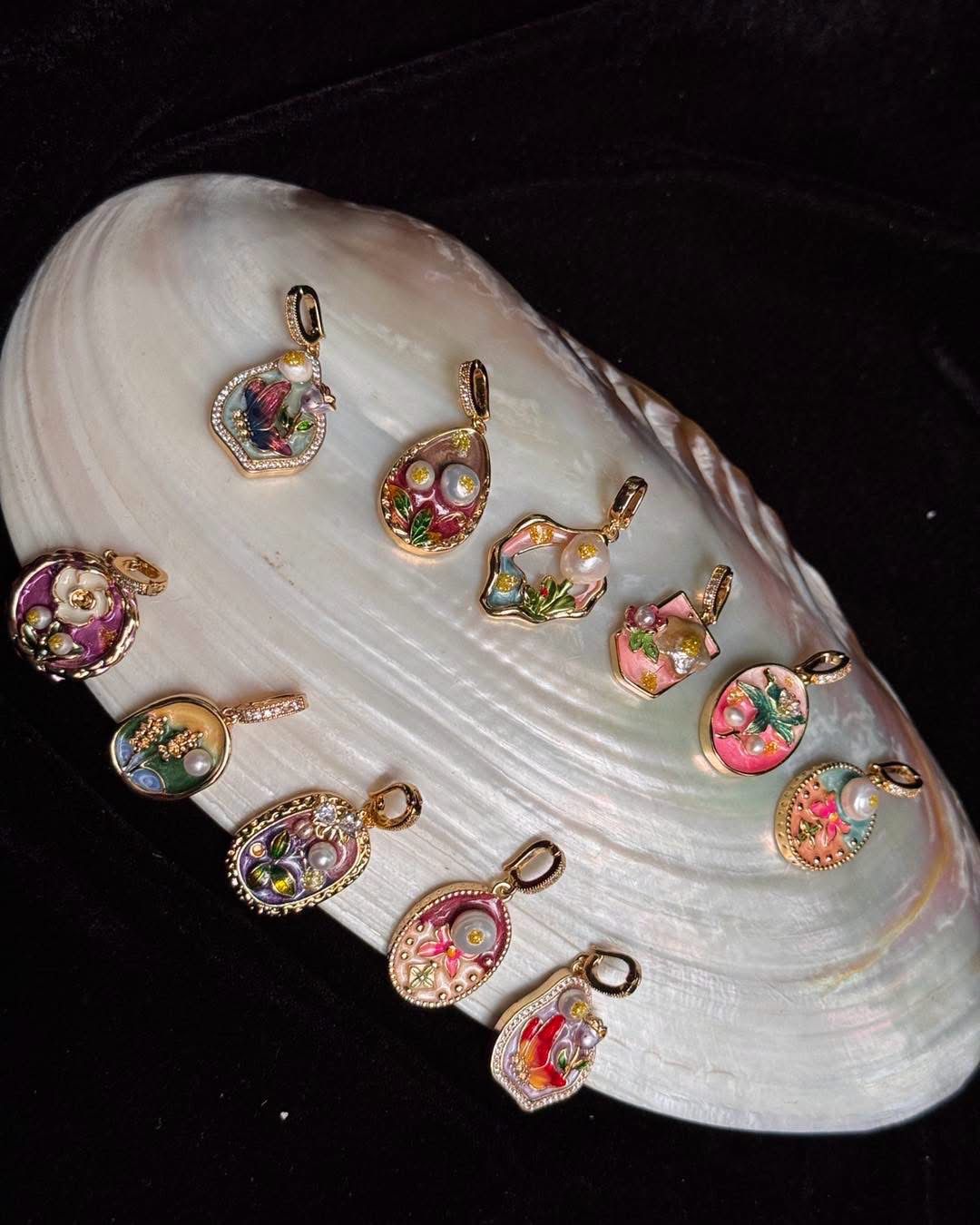 Real pearl with Mina stone open able locket